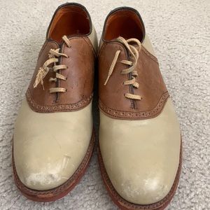 Cole Haan, men’s two-tone saddle shoe in in a 10 1/2 D/B.